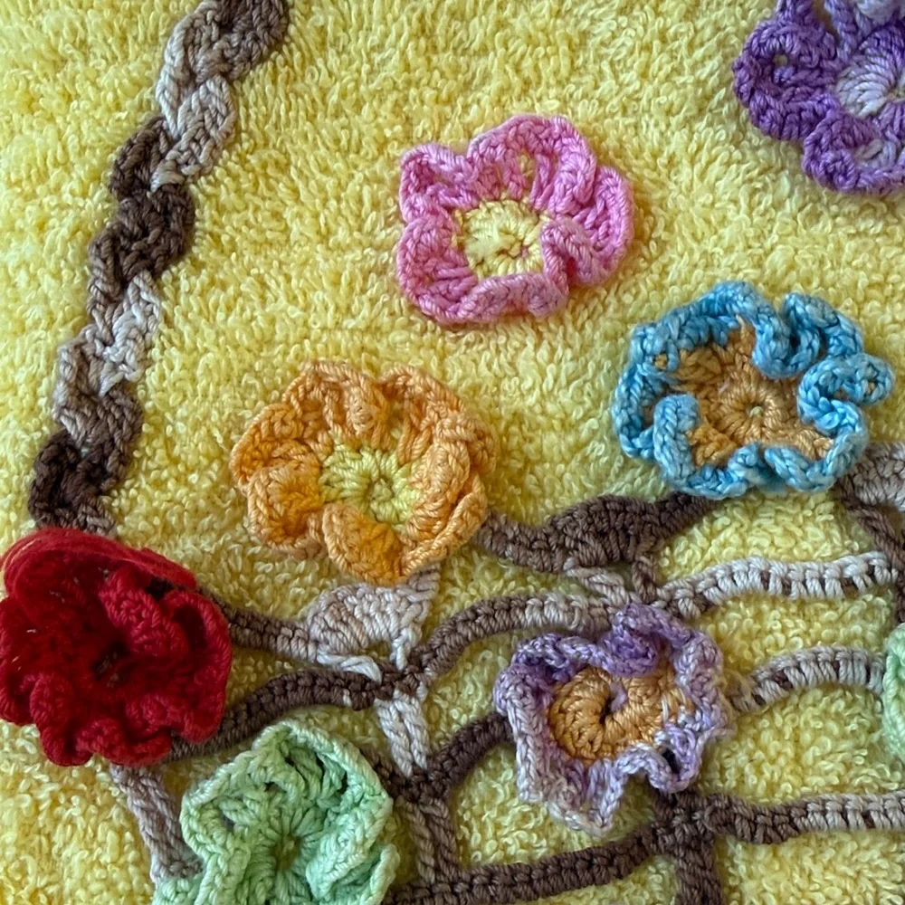 1970’s Cannon Floral Basket Embroidered Bath Towel. Granny Core. Made in USA.